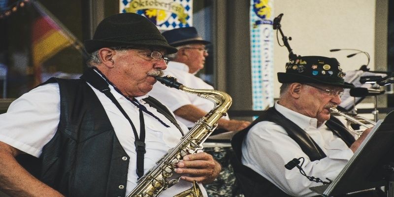 What to Wear to Oktoberfest: Outfit Ideas for Men and Women